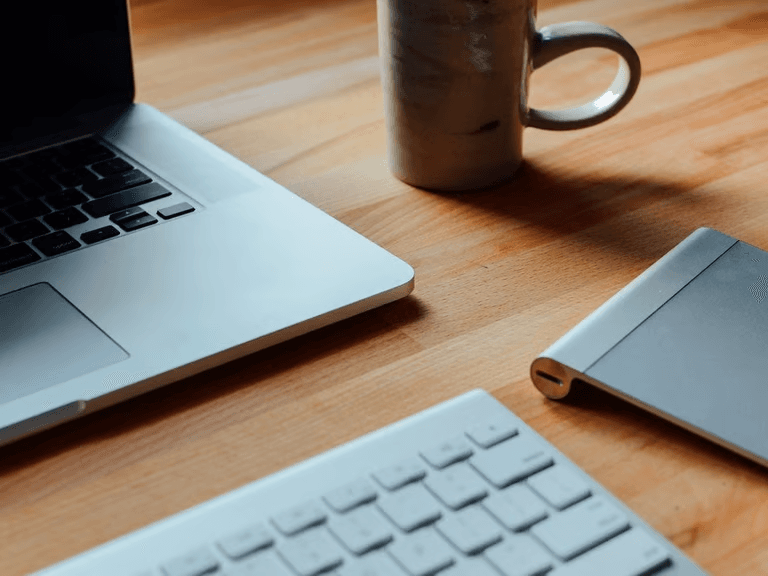 Professioneller Arbeitsplatz für Gebäude-Energieberatung - Moderne Ausstattung für thermografische Untersuchungen und Blower-Door-Tests